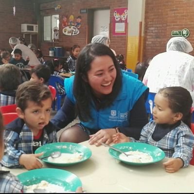 Abogada de profesión y de corazón política. Madre y padre de dos bellezas.