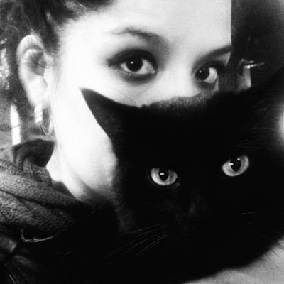 Soy una triste con vocación de alegre. 

#CatLover #Biker #Emprendedora