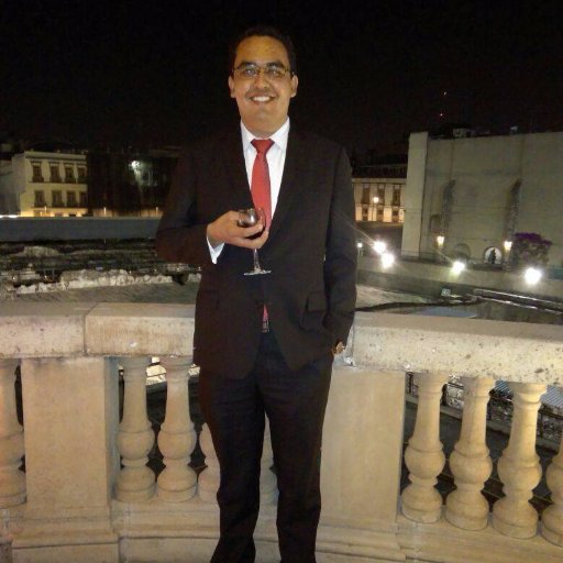 Informal, ilustrado, inmanejable más amigo de gatas que de perros. Con dos ulceras y una inexplicable mala salud de hierro.
