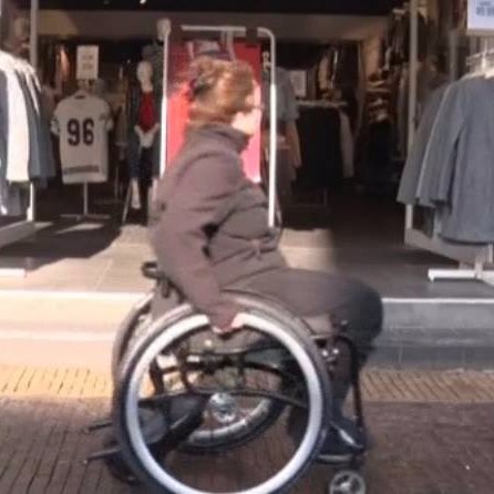 Rolstoelrijders Zaanstad wil ondernemers en de gemeente aansporen en helpen Zaandam rolstoelvriendelijker te maken. (Oprichter @AnnemiekeGo)