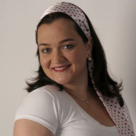 Jurista, escritora, fotógrafa amadora, filósofa e estudante de Jornalismo.