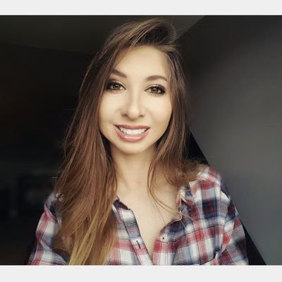 YouTuber doing studio vlogs, talking about Books, Harry Potter and Fandoms📚 
Dog lover🐶
Hufflepuff and proud💛 
Owner of BooKoozie on https://t.co/xvc0Dhd4Vt