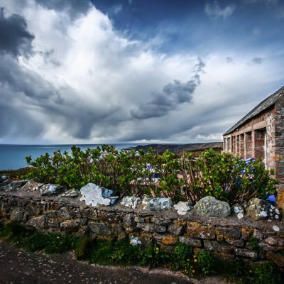 L'auberge des grottes est situé au bord des falaises de Jobourg dans la Hague en Normandie. Son équipe vous attend pour le déjeuner,le goûter ou le dîner.
