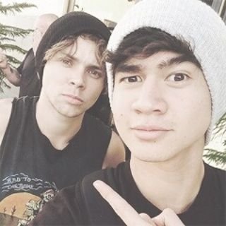 Follow me👥// I want to be followed by 0/5💛💪📣// I love 5SOS are my life 💚//I do not know what I would do without them //Cashton is real🌈💟