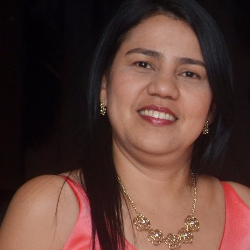 Hija, hermana, madre orgullosa de 4 hijos, docente por vocación y convicción.