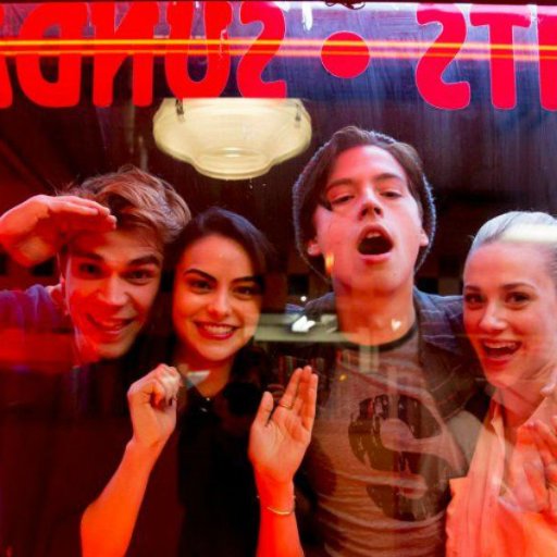 Bienvenu chers fans de Riverdale! ici vous trouverez toutes sortes de pulls,tshirts,sweat,.. En rapport avec votre série!