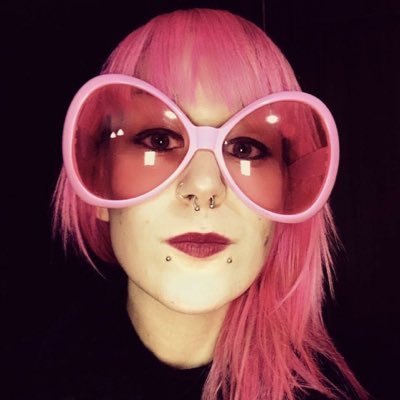 Elegancia es la ciencia de no hacer nada igual que los demas pareciendo que se hace todo de la misma manera que ellos.