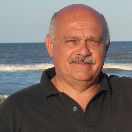 Libre pensador. Caballitense por eleccion. Padre de una familia hermosa. Con el corazón repartido entre Regatas Bella Vista e Hindú Club.