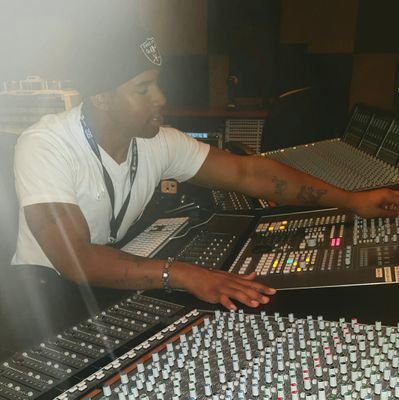 25 Years Young.😏
Artist, Producer, AudioEngineer.🎶
Long Beach.🌴
Olympic Taekwondo. 👊
Business Inquiries: iAmCwhip23@gmail.com ✉