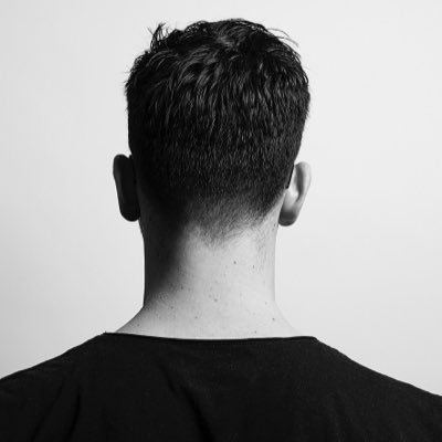 Captureur d'instants, expert en lumière et composition, je suis passionné par la photographie de portraits, de paysages et d'événements. #Photographe