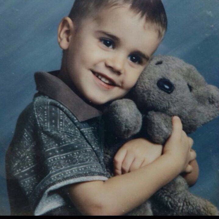 @justinbieber FOLLOWS ME OMG 27/02/17  he is   my idol,my love,my all 😍/Minaj👑/Rih👑/Bey👑/Gaga👑