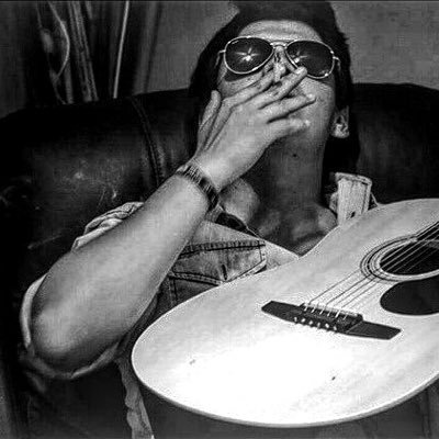Lugar habitado por momentos tallados en instantes musicales. Momentos perpetuos encadenados a la libertad espiritual, letras de vida, música eterna. 🎼🎸