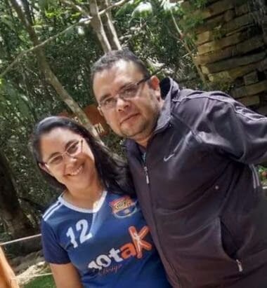 Amo meu Deus e minha família e sirvo as pessoas.