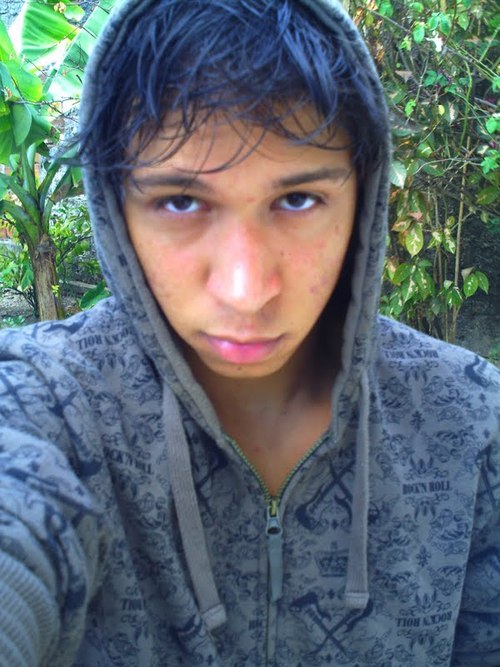 sou simpático....brincalhão e amo de coração rock...e hip hop...s tbm sou muito calmo....e gosto de curti o momento!!!