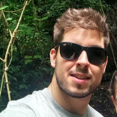 Formado em Designer Gráfico e gerente de produção.