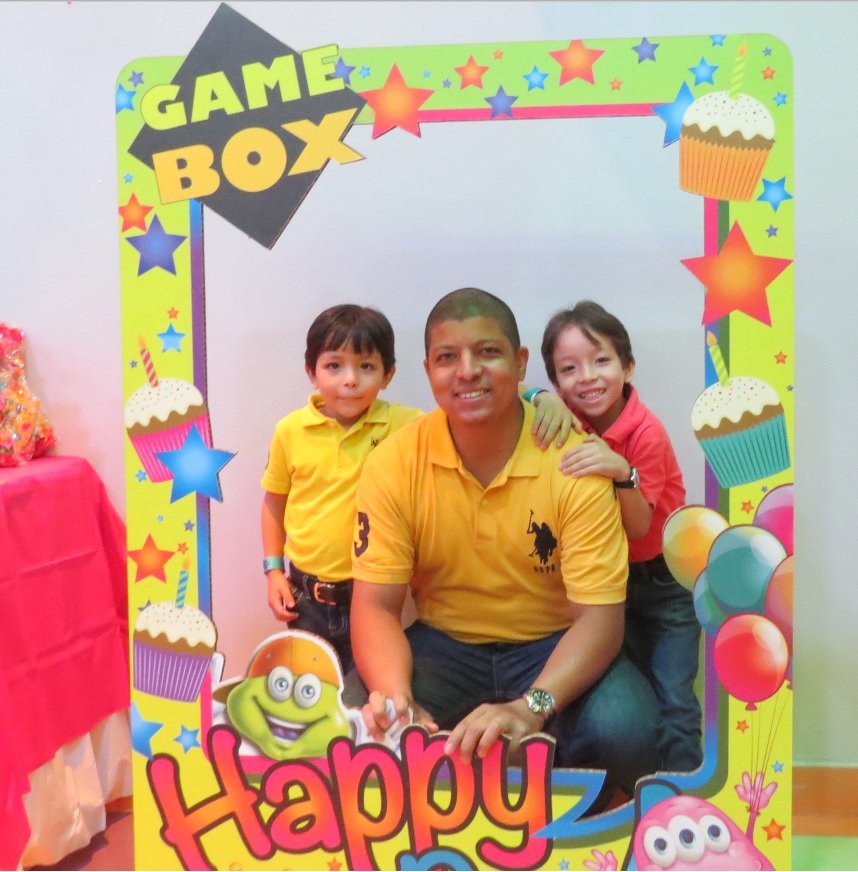 Ing. Informático, MBA de la UTP, Máster en Finanzas de ADEN, papá de dos hermosos niños, enamorado de Dios y amante de la familia. Ex. 14:13-14 / Fil. 3:13-14