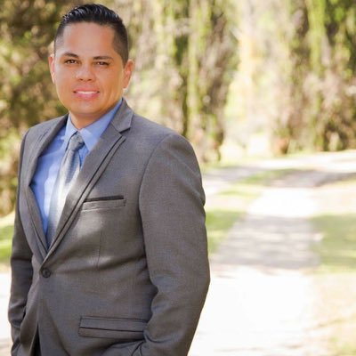 -Comunicólogo de profesión -Productor -Realizador de sueños -Creador de ilusiones -Inspiración para inspirar -Coach de vida -Padre -Creativo -Networker-Usaniano