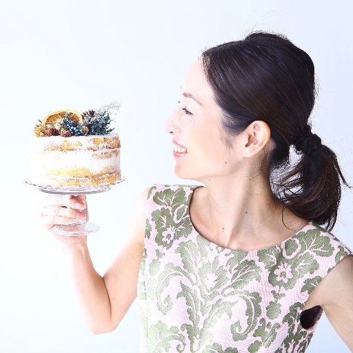 著書『#サイエンススイーツ 』 TV『世界一受けたい授業』などで人気の #芸術教育士. 著書『絵本のお菓子』『パブロバ』, TV『沼ハマ』『きょうの料理』他、京都芸術大学大学院非常勤講師、MFA取得、コラムニスト、マイペースな3児の母 #ケーキデザイナー