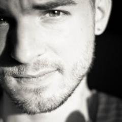 Giovannipoety's profile picture. Twitteando pequeños trozos de mí, como versos en cristales del alba.