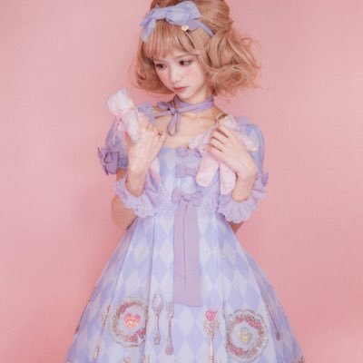 Thank you for following! I will provide those who cannot understand Chinese characters with latest Lolita information on Taobao. Link is in reply section.