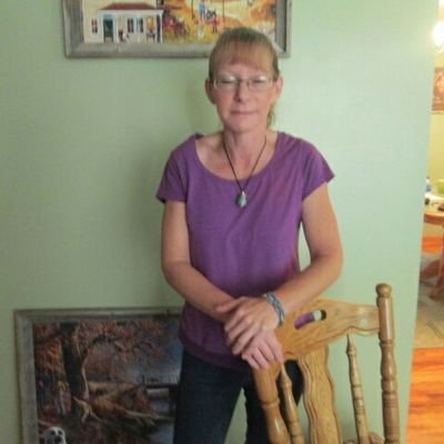 I've taught myself to make jewelry. I work with beads, leather, findings,hemp. My shop will reopen soon. Check out my blog at https://t.co/6q8a7DIN11