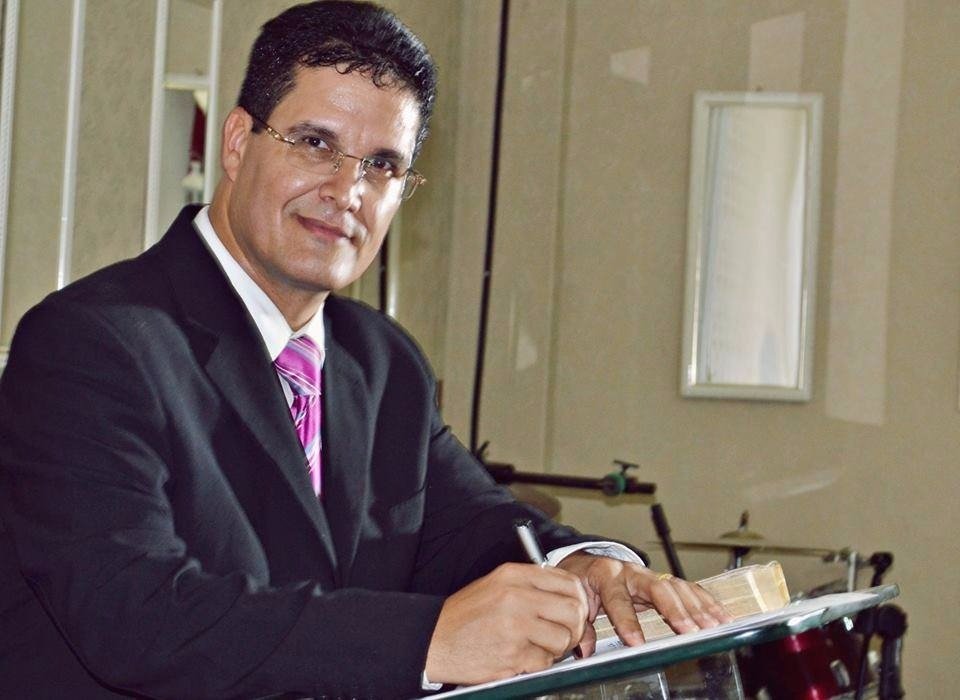 Presidente do Palácio de Adoração, Doutor em Teologia, Mestrando em Psicanálise, Pedagogo, escritor, Palestrante.