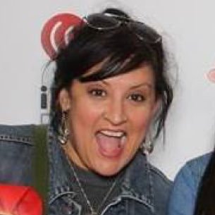 lorievalle's profile picture. A Lorie just doing Lorie things