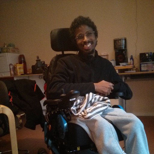 Je suis Emmanuel, j’ai 32 ans, je suis lourdement handicapé. Je suis un jeune homme actif.