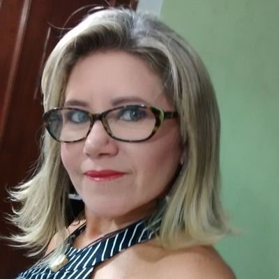 Estudante de Biomedicina. Atualmente trabalhando como cabeleira e maquiadora. Me identifico demais com todas as transformações.