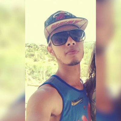Uns vem pra te ver cair, outros vem te levantar
Alguns vem fazer sorrir, outros vão fazer chorar
Alguns mentem por mentir, outros mentem pra enganar ♪
