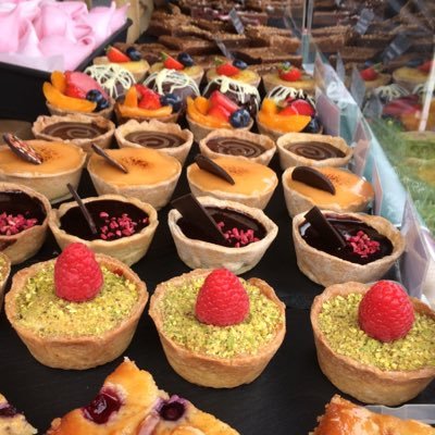 🍰Macarons, cakes + brownies
👨🏻🍳Freshly made
📍Find us at Bristol street food markets
🍗Owner of @kcperiperi
