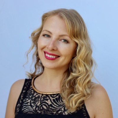 Обожаю путешествия, аэропорты, бродить по незнакомым городам.