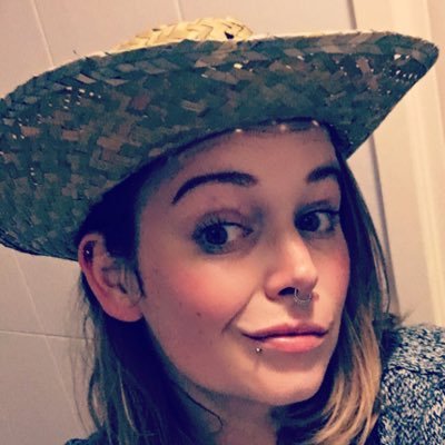 32, vormgever, juf to be, zombiefan, speciaalbierliefhebber, boekenwurm, liefhebster van slechte films, kringloopcrimineel.