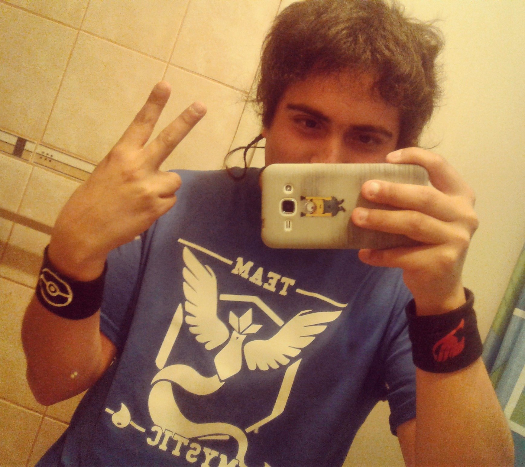 De Osorno (Chile), 28 años, fanático de la WWE y de Pokemon (miembro del Team Mystic), Ingeniero en Administración de Empresas.