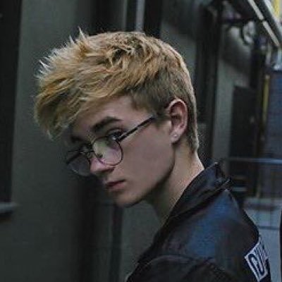 Haymikrpg's profile picture. geek//18 years old//gay// iNSaNiTY Like floating on air