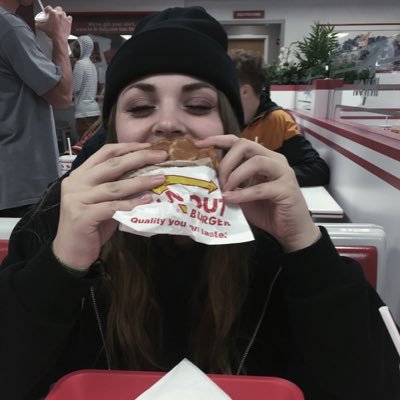 Josie_hklm's profile picture. the grass was greener the light was brighter with friends surronder the night of wonder ☁️