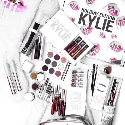 Boutique en ligne, ouverte à tous! Vous y trouverez des articles Kylie cosmetics à bas prix 💄Paiement possible en espèces 👉🏼 DM