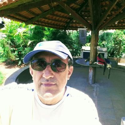 Não sou melhor que ninguem sou apenas diferente,não desisto de ser feliz a vida é um espetáculo imperdível.