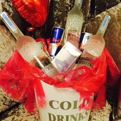 Offyourboxlive1's profile picture. Party hampers platinum gold silver bronze balloons 🎈ciggy skins lighter mixers red bull vodka shots party poppers delivery 07471906928🎉🎈🍾