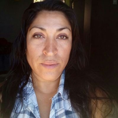 Risueña,cariñosa,amable ,simpatica y de piel amo mis hijos y mis padres