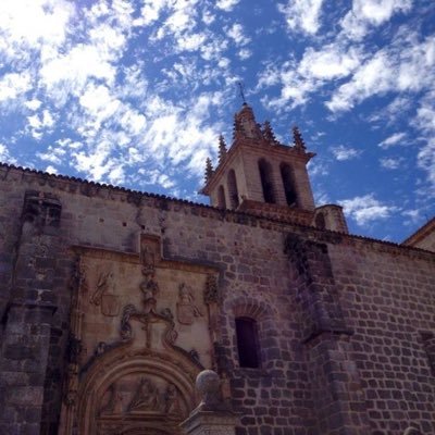 La basílica de la Asunción de Nuestra Señora de Colmenar Viejo es un templo gótico con un impresionante campanario y un magnífico retablo mayor