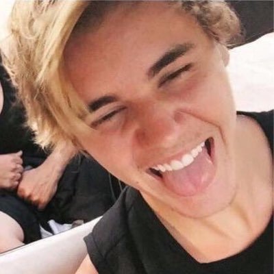 Justin Bieber No Twitter タキシードで可愛い動きするのはズルいよ メロメロたわ 笑