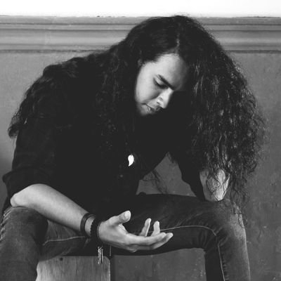 Val_Pandemiadc's profile picture. Guitarrista desde los 13, cantante desde los 21. voz y guitarra en #PandemiaDC desde 2010, universitario: derecho y ciencia politica.