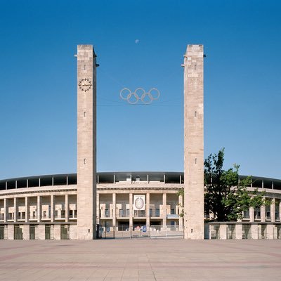 Berliner, Herthaner, Dauerkarte seit 1983 und Mitglied. Freund des Millwall FC, des Unterklassen-Fußballs und alter Stadien.