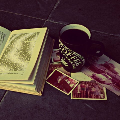 Abbiamo più libri di quanti riusciamo a leggerne, eppure non ci stanchiamo mai. Beviamo molto caffè, tè in quantità smodate e facciamo recensioni sincere.