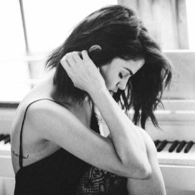☾ Follow me if you want daily spamming of Selena Gomez pictures on your timeline. Owned by one person only. ☽