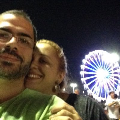 Marido, pai, botafoguense, contrabaixista, contista... e quanto mais sei apenas sei que nada sei