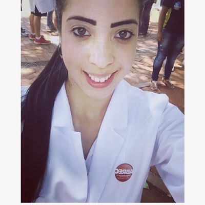 ela é a garota que você estava procurando. ela pode rir dos seus sonhos, mas você sonha com a risada dela ;)