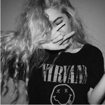 Follow me and turn notif🙌🏻 J'ai créé se compte pour vous donnez le sourire et vous donnez la chance de parler avec vos idoles🙈 -Mads🤞🏻