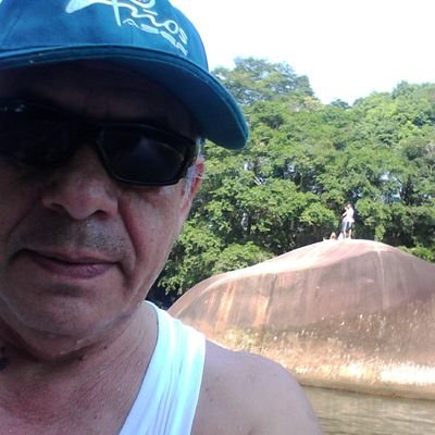 explorador de insomnios, auscultador de utopías frustradas y amante de nebulosas y agujeros negros de todo tipo